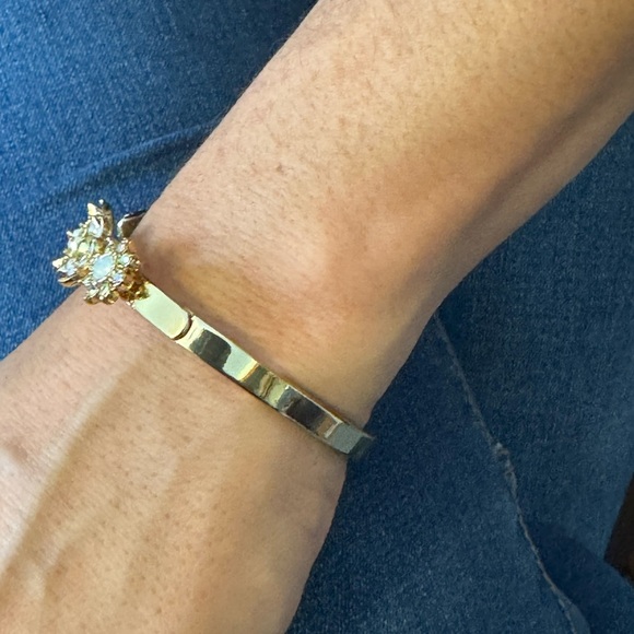 Betsey Johnson Gold and Pink Bee Jewelry Set. Bracelet and earrings. - Picture 12 of 12